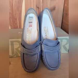 Pri-owned vintage blue size 6 naturalizer loffers Gently used.